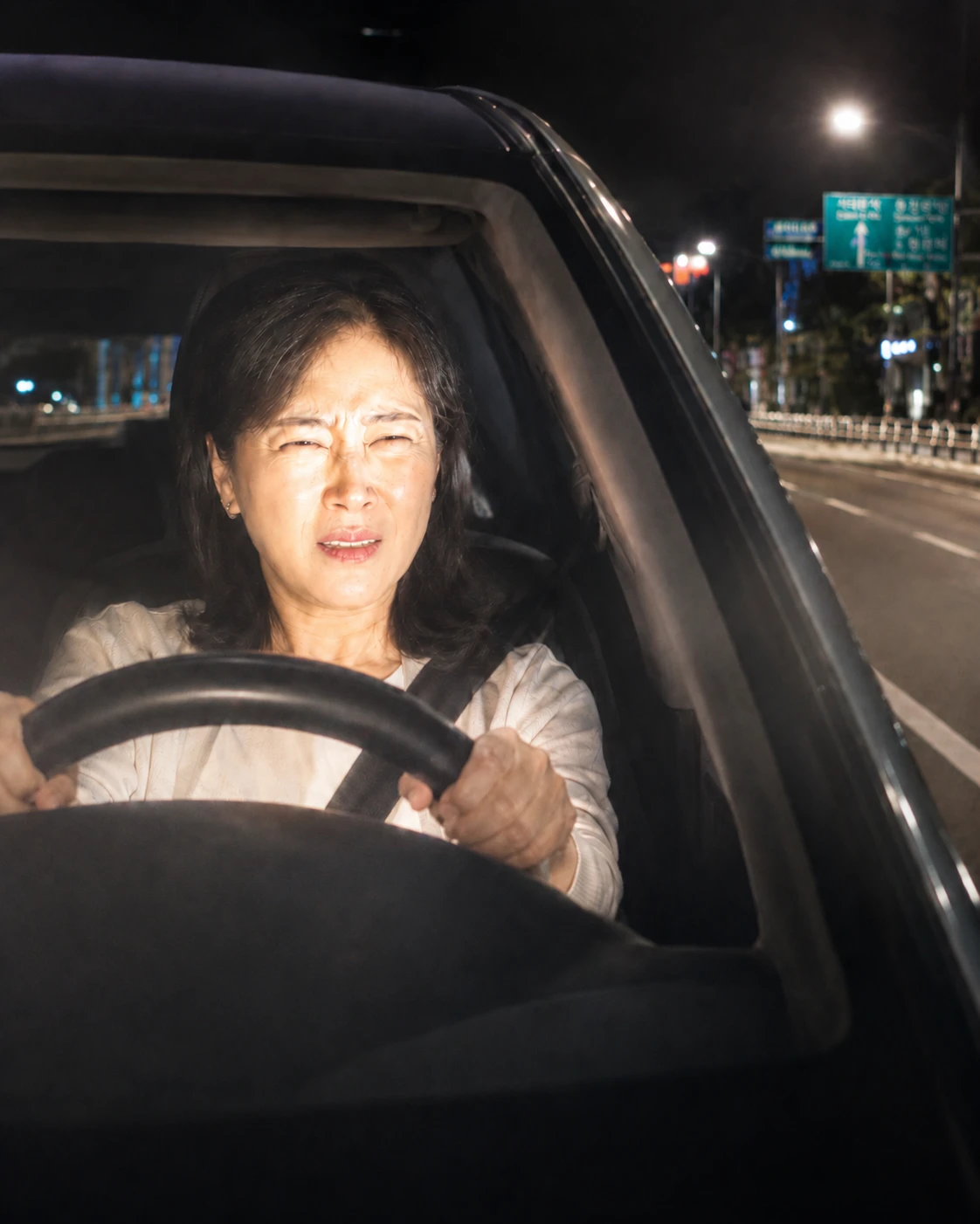 밤에 마주 오는 차 불빛 때문에 눈부심